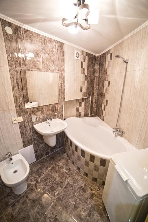 Apartments On Svobody Avenue- The Center Of إلفيف المظهر الخارجي الصورة